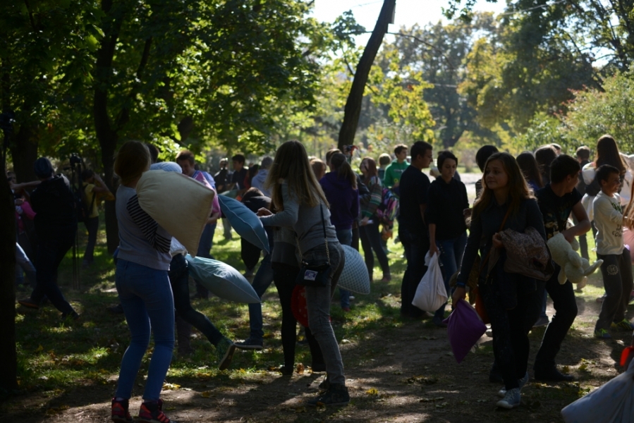 Одесситы устроили масштабную битву подушками (фото)