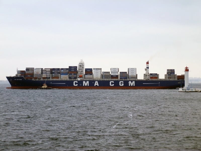 Лоцманы завели в Одесский порт огромный контейнеровоз (фото)
