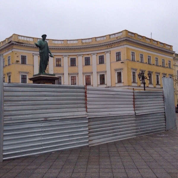 Рабочие приступили к реставрации знаменитого памятника Дюку в Одессе (фото)