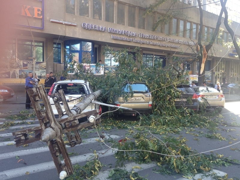 Фонарный столб раздавил автомобили на стоянке в центре Одессы (фото)