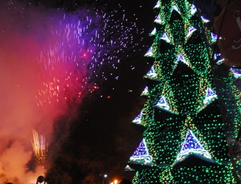 Приход Нового года на Думской площади в Одессе традиционно ознаменуется торжественным салютом