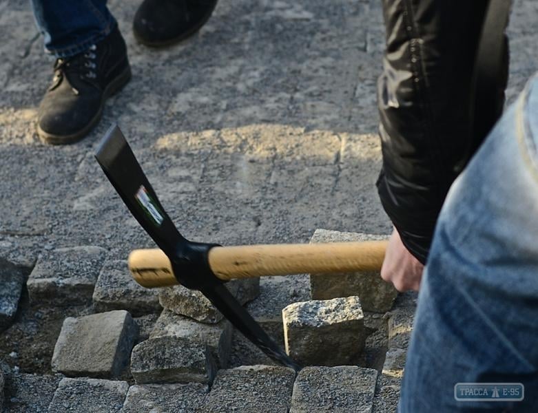 Одесские активисты разрушили незаконную парковку на Ланжероне. Милиция не вмешивалась (фото) 