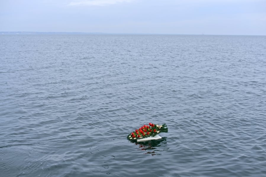 Ветераны-подводники в память о погибших моряках спустили на воду венок в Одесском заливе (фото)