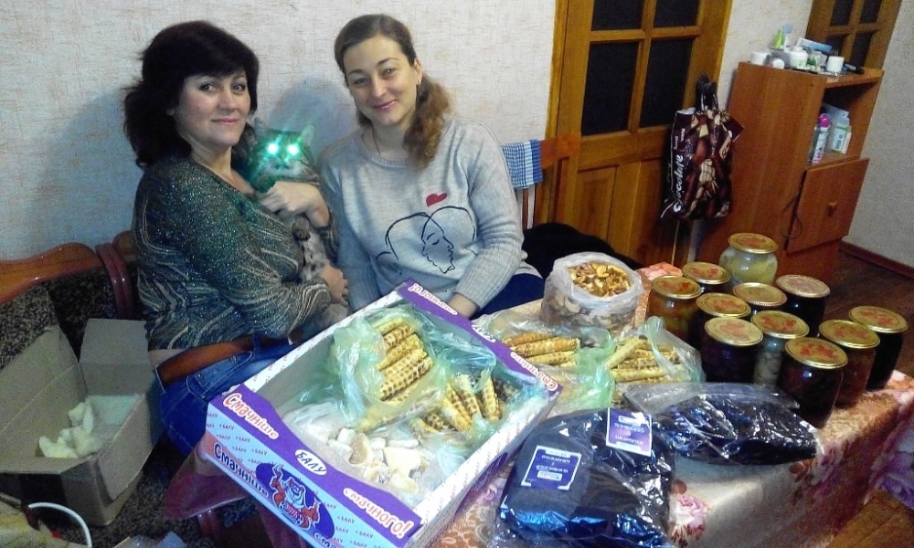 Жительницы Кодымы Одесской области выпекают сладости для воинов АТО к новогодним праздникам