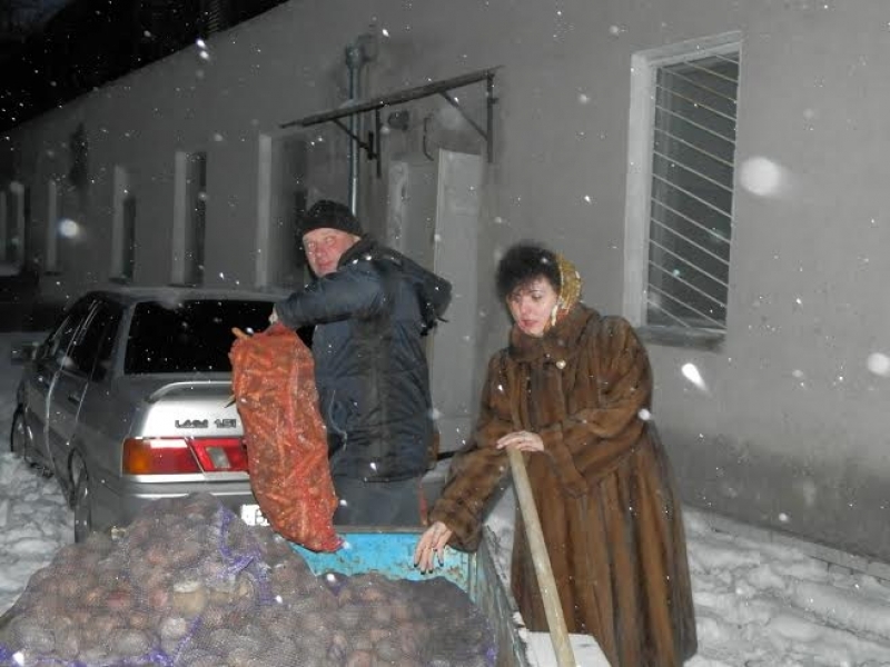 Одесская команда Оппозиционного блока привезла продукты питания инвалидам - переселенцам из зоны АТО