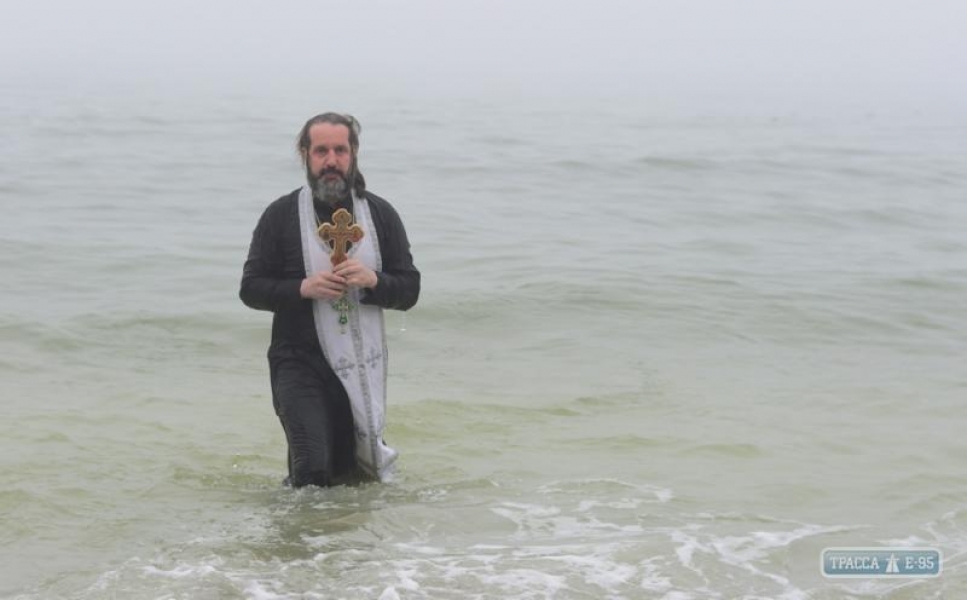 Тысячи одесситов искупались в холодном море на Крещение