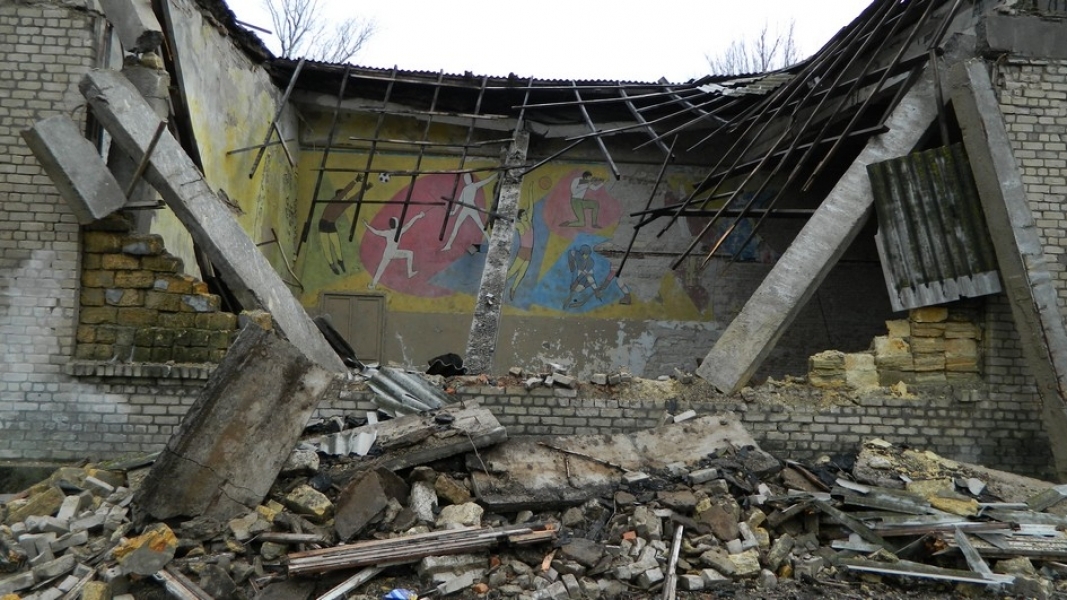 Здание спортшколы, где занимались около 100 детей, частично обрушилось в Березовском районе (фото)