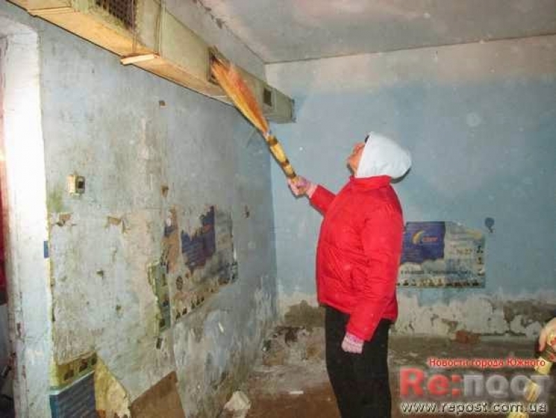 Волонтеры Южного Одесской области приступили к расчистке укрытий на случай ЧС (фото)