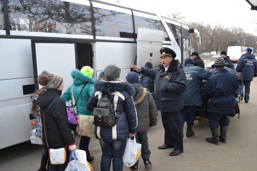 Одесские спасатели встретили 36 детей-переселенцев из зоны АТО