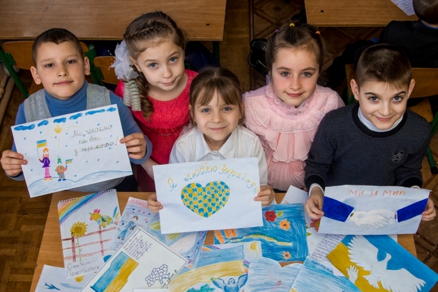 Ученики школы в Котовске Одесской области отправили письма воинам АТО (фото)