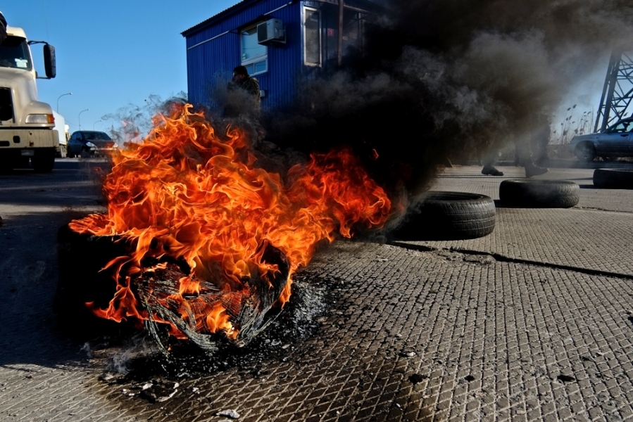 Евромайдановцы перекрыли въезд в 