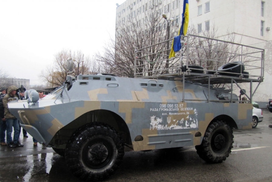 Одесские общественники подарили ГАИ бронетранспортер (фото, видео)