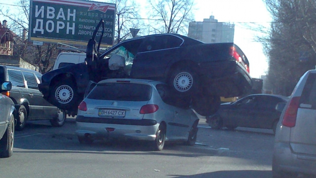 Крупное ДТП произошло в Одессе: одна машина оказалась на другой (фото, видео, обновлено)