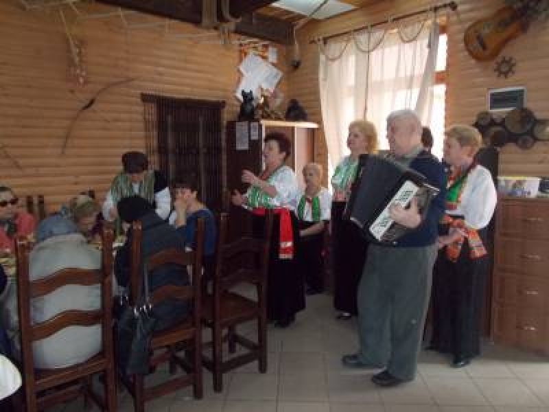 Котовский предприниматель поздравил женщин-инвалидов по зрению цветами и походом в ресторан