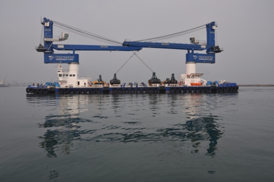 Уникальное судно с двумя кранами для перевалки грузов в открытом море зашло в Одесский порт (фото)