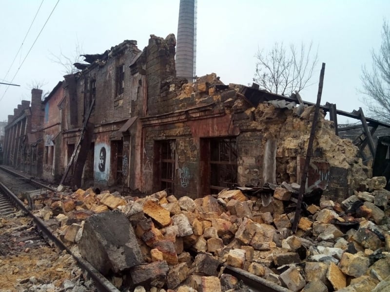 Часть здания в Одессе обрушилась на ж/д пути. На обломки налетел пассажирский поезд