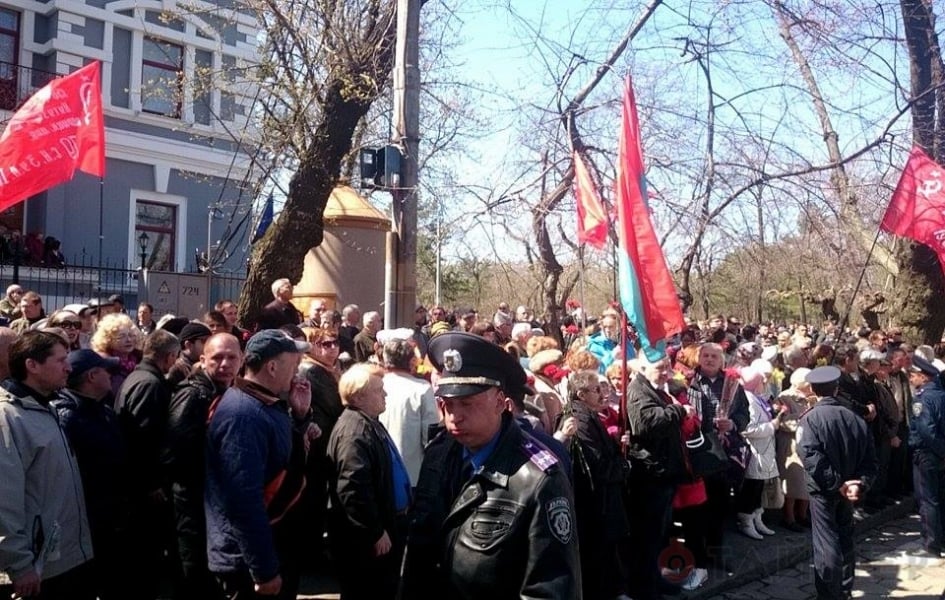 Сторонники Майдана и Антимайдана не поделили Аллею Славы в Одессе (фото, видео)
