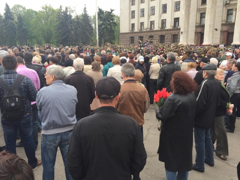 Несколько тысяч человек пришли почтить память погибших на Куликово поле в Одессе (фото)