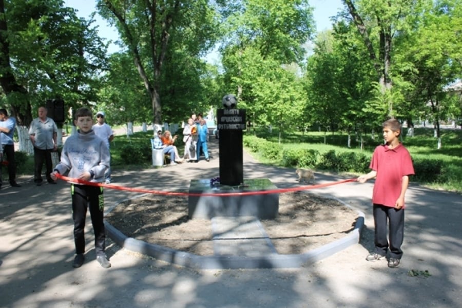 Памятник местным футболистам появился в Арцизе Одесской области (фото)