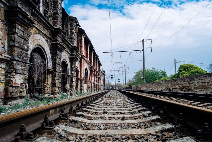 Одесские железнодорожники снесли опасные для движения поездов здания завода 