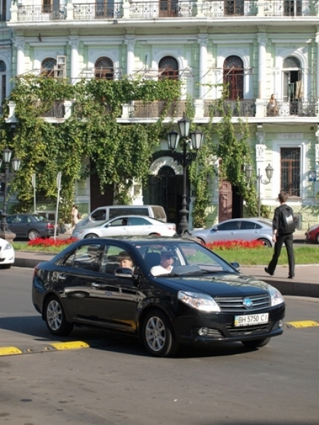 «Лежачие полицейские» появились на одной из центральных площадей Одессы для борьбы с гонщиками