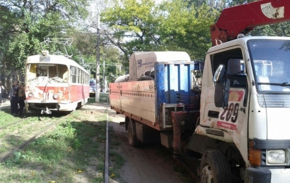 Автокран врезался в поезд. Одесский автокран. Автокран Одесса.