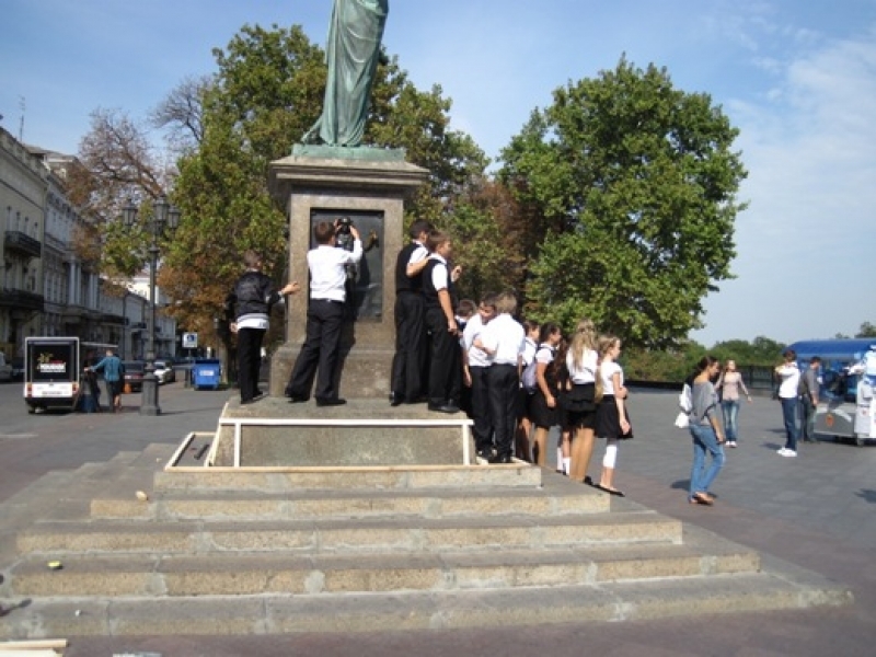 Туристам в Одессе запретили подходить к памятнику Дюку