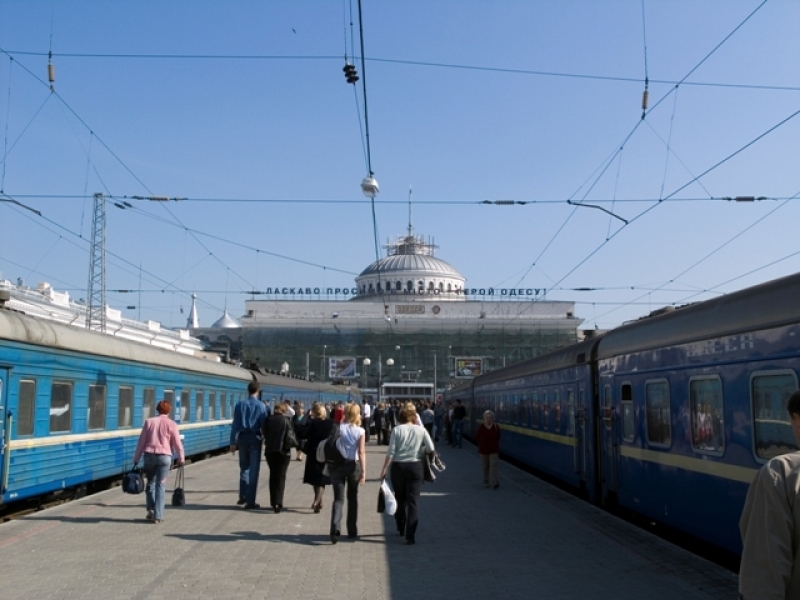 Одесский ж/д вокзал предлагает желающим решить, какими песнями встречать и отправлять поезда