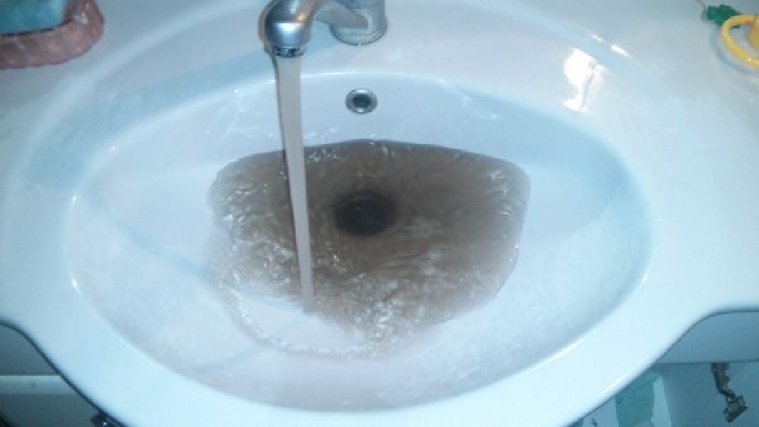 Почему вода серая. Грязная вода из крана. Грязная вода из водопровода. Маслянистая вода из крана. Мутная вода из крана.