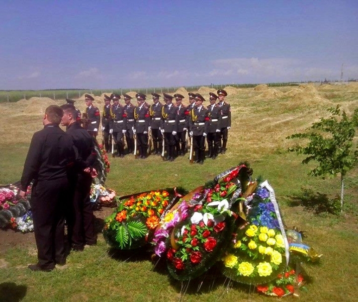 Жители пригорода Одессы простились с капитаном ВСУ, погибшим на Донбассе