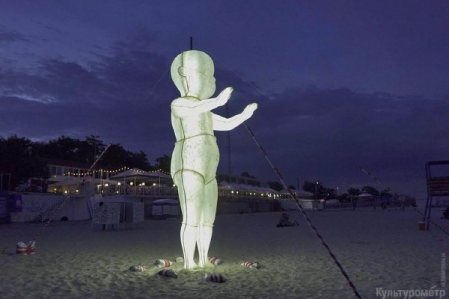 Скульптура гигантского светящегося ребенка появилась на одесском пляже (фото)
