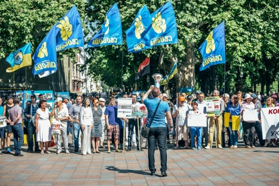 Одесские националисты пикетируют мэрию, протестуя против увековечивания памяти жертв 2 мая (фото)