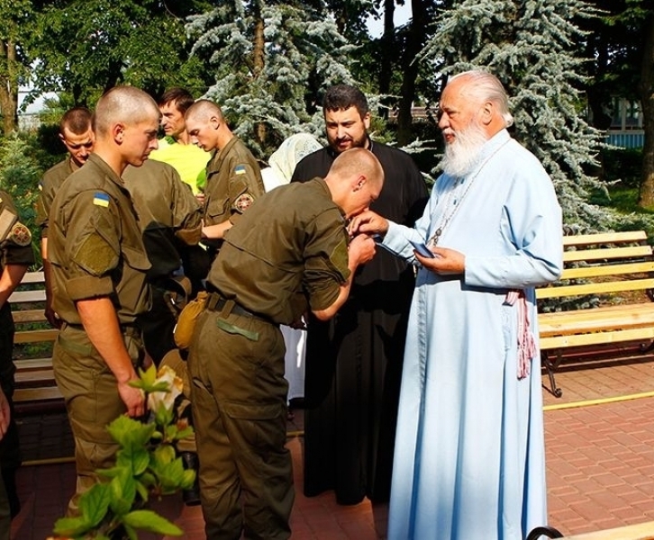 Митрополит Одесский и Измаильский Агафангел благословил солдат перед отправкой в зону АТО