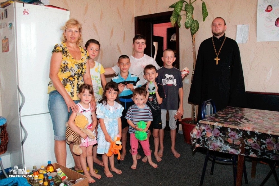 Одесская епархия помогла многодетным семьям с востока Украины (фото)