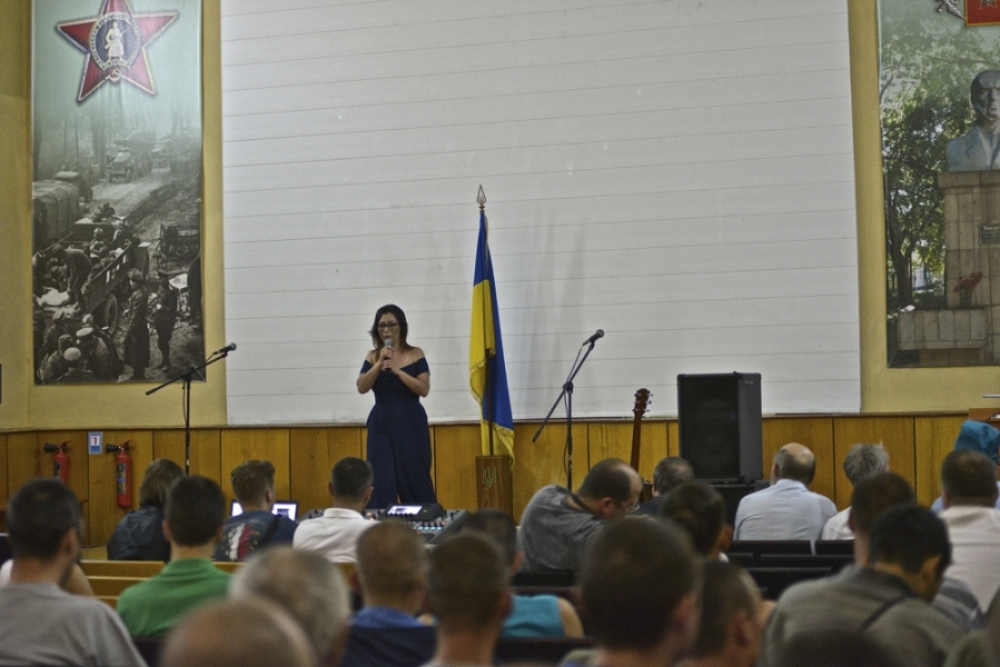 Одесский музыкант Кира Кафт устроила благотворительный концерт для раненых в зоне АТО бойцов