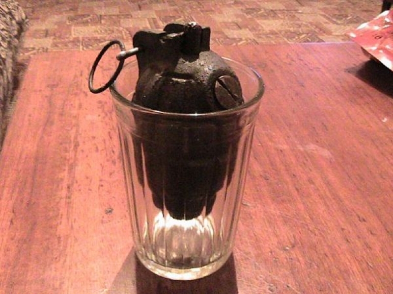 В черном тюльпане в стакане. Граната ф1 в стакане. Афганский тюльпан граната. Афганский тюльпан граната в стакане. Граната в стакане Афганистан.