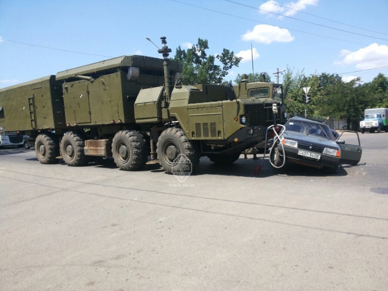 Военный грузовик столкнулся с легковушкой в Одессе (фото)