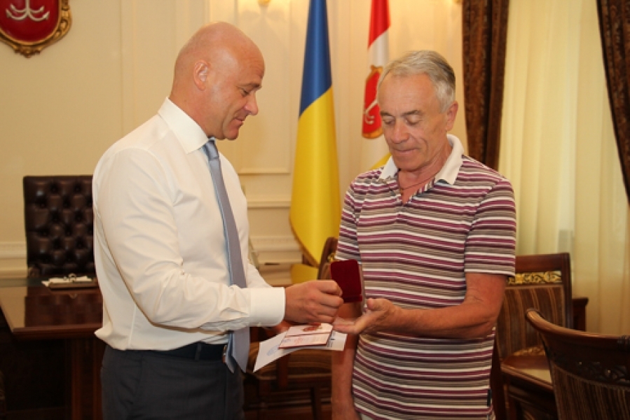 Известный одесский футболист и тренер получил награду от мэра