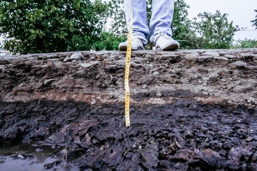 Глубина ям на дороге в районе села Кучурганы Одесской области превышает 30 см (фото)