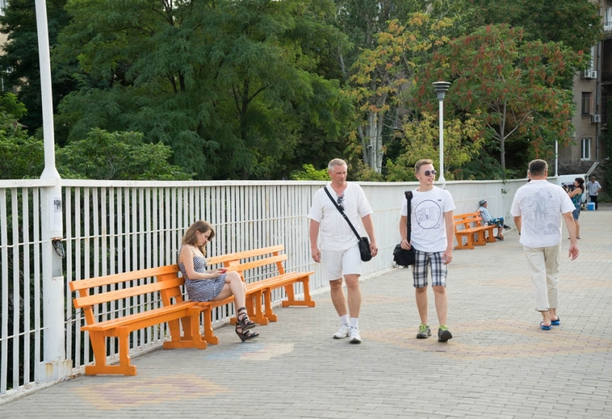 На знаменитом Тещином мосту в Одессе появились скамейки (фото)