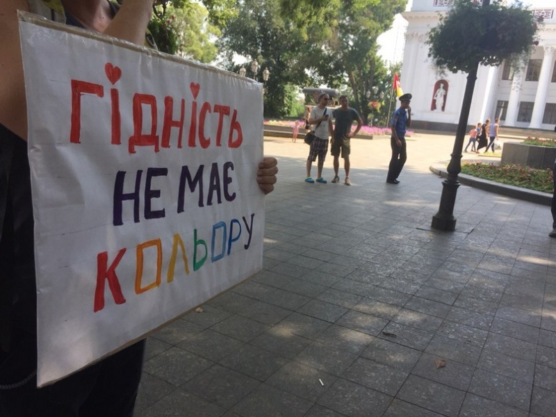 Участники несостоявшегося ЛГБТ-марша в Одессе провели пикет на Приморском бульваре