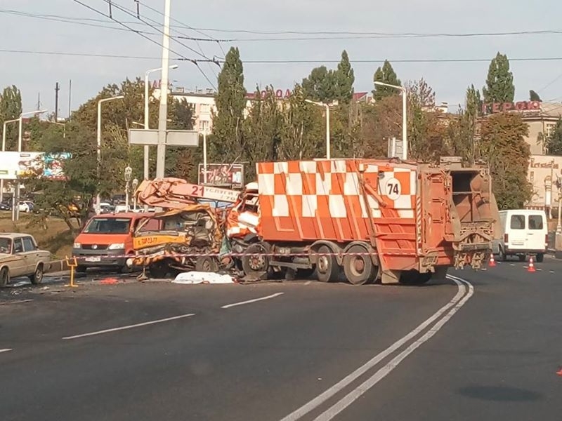 Мусоровоз раздавил автовышку в Одессе. Есть жертвы (фото)