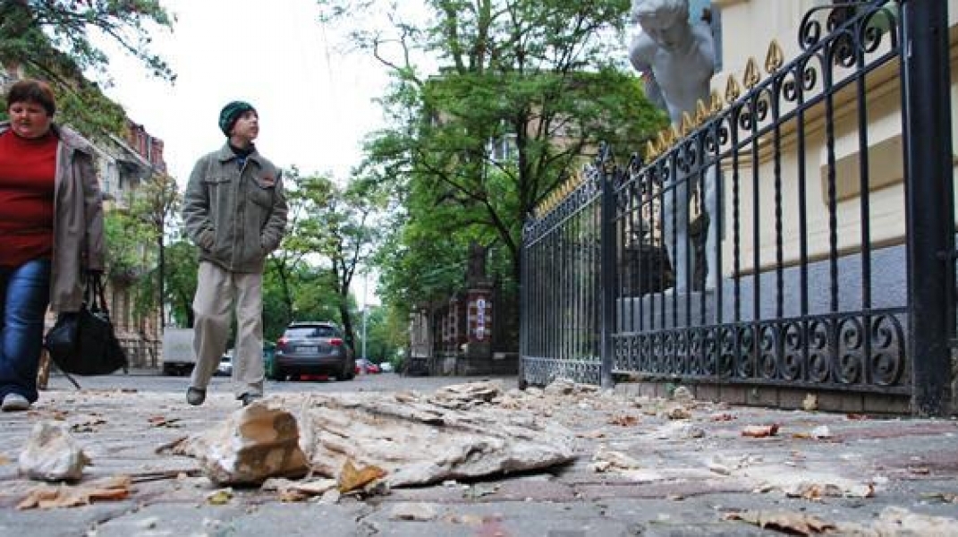 Второе обрушение фасада произошло на одесском Доме с атлантами