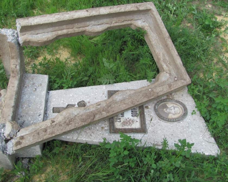 Вандалы разрушили могилы на кладбище в Килие Одесской области