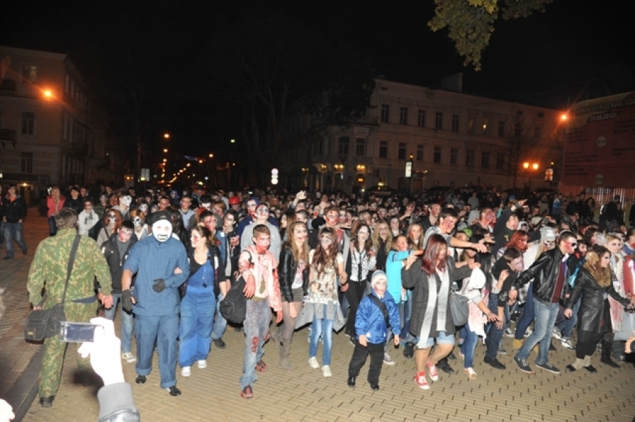 Иномарка въехала в толпу людей на Параде зомби в Одессе