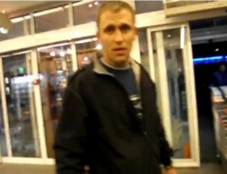 На фото перед вами одесские они атаковавшие. В Одессе охранник одного из магазинов.