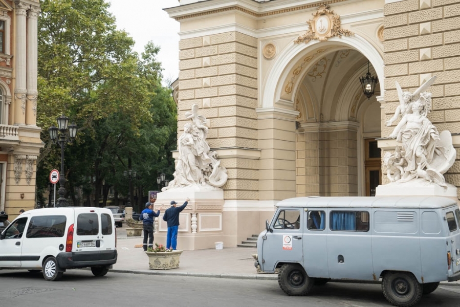 Рабочие обновляют фасад Оперного театра в Одессе (фото)