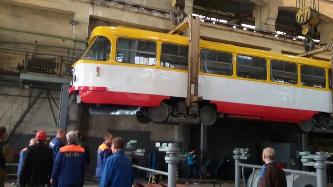 Запорожский завод отправил в Одессу три отремонтированных рижских трамвая (фото)