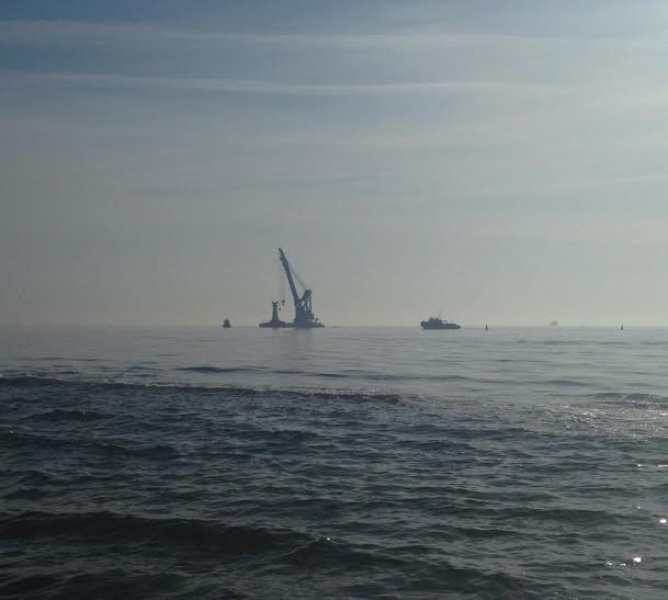 Операция по поднятию затонувшего катера началась у берегов Затоки под Одессой (фото)