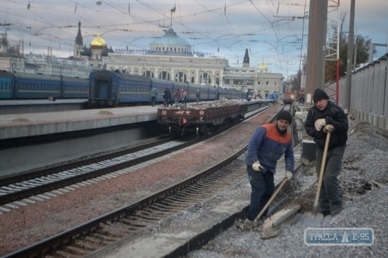 Рабочие завершают ремонт на Одесском ж/д вокзале, приуроченный к 150-летнему юбилею